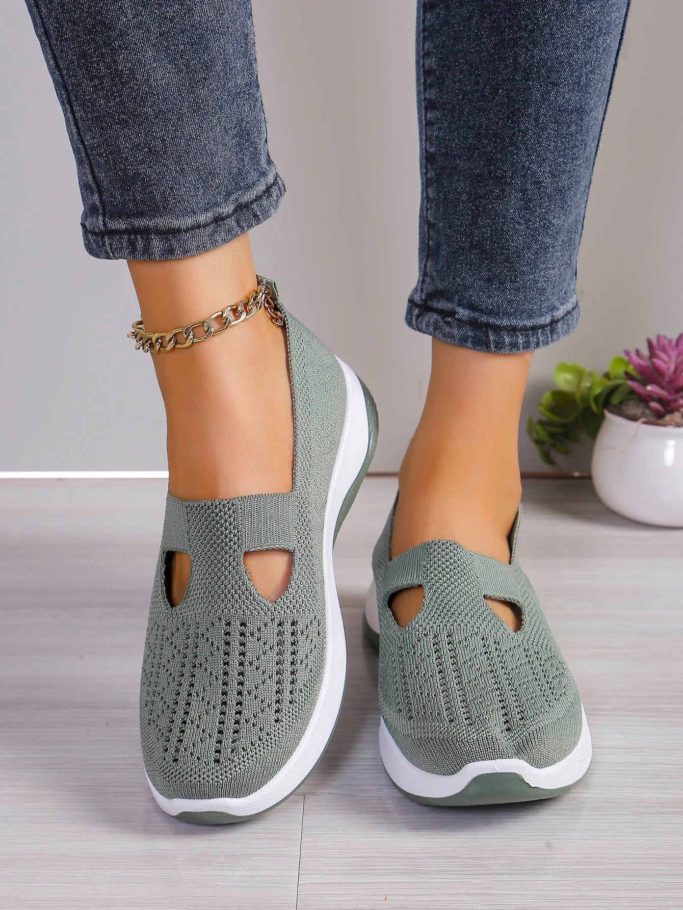 Women’s Solid Color Breathable Sneakers – Low-Top Casual Shoes