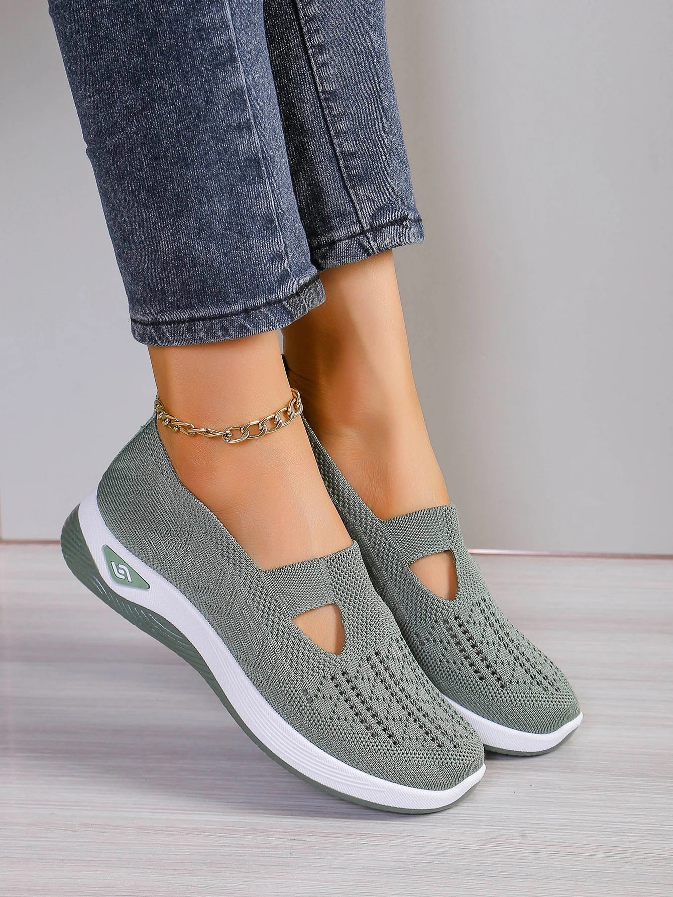Women’s Solid Color Breathable Sneakers – Low-Top Casual Shoes