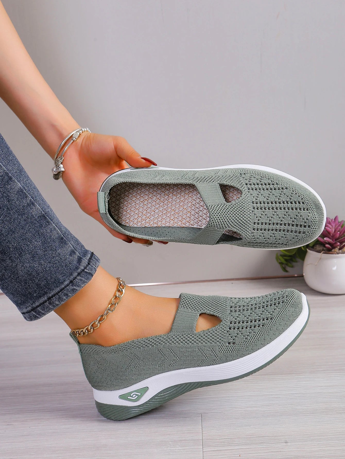 Women’s Solid Color Breathable Sneakers – Low-Top Casual Shoes
