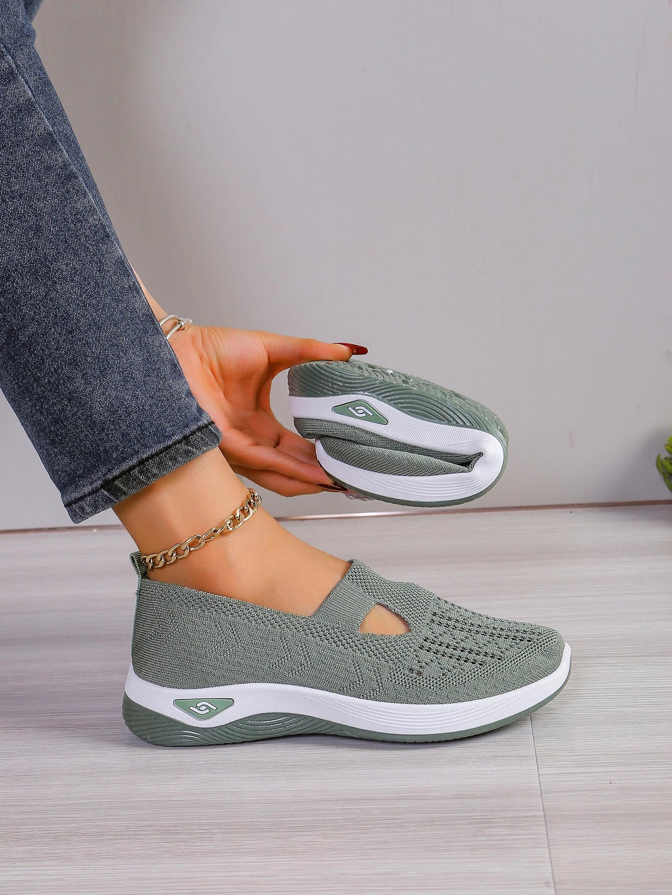 Women’s Solid Color Breathable Sneakers – Low-Top Casual Shoes