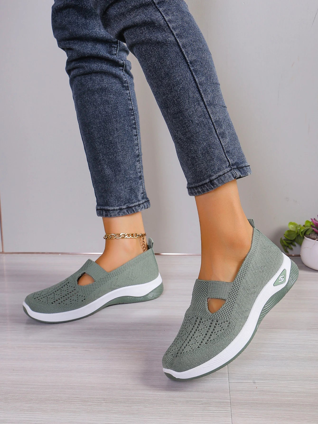 Women’s Solid Color Breathable Sneakers – Low-Top Casual Shoes